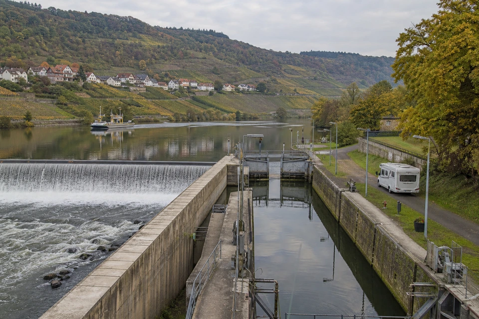 Flussschleuse mit einem Wohnmobil auf der Betriebsstraße darüber (mit AI erstelltes Bild)