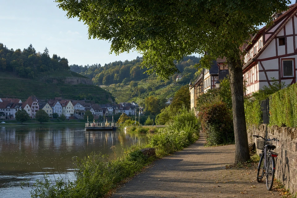 Ruhiger Kopfsteinpflasterplatz in einer südeuropäischen Altstadt am Morgen (mit AI erstelltes Bild)