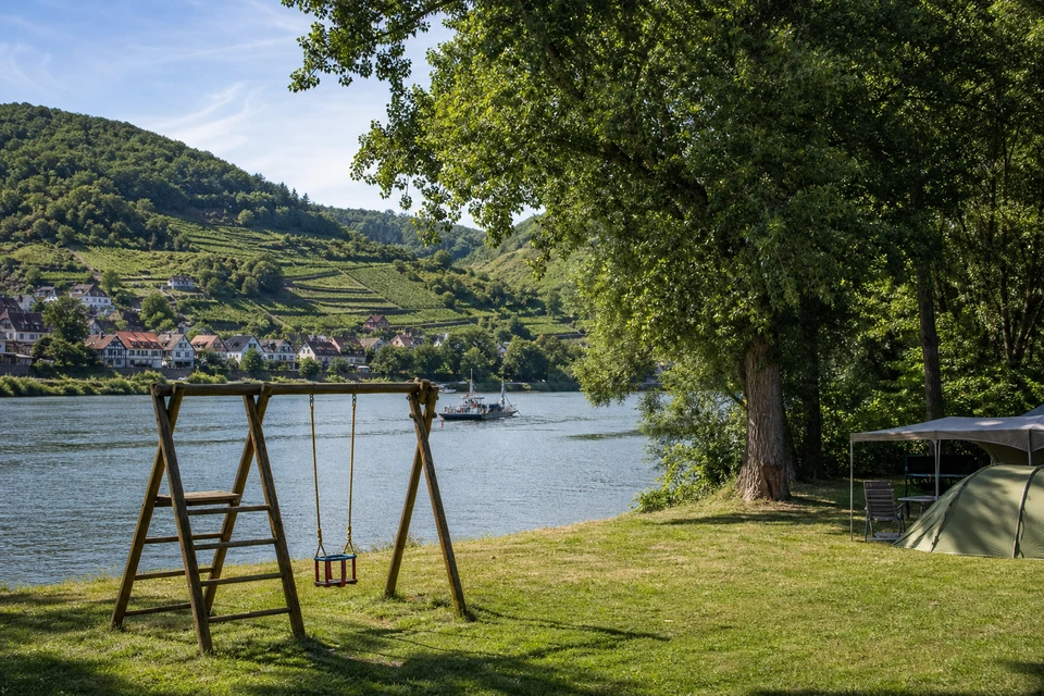 Hölzernes Spielgerüst mit kleiner Schaukel am Rand eines Campingplatzes (mit AI erstelltes Bild)
