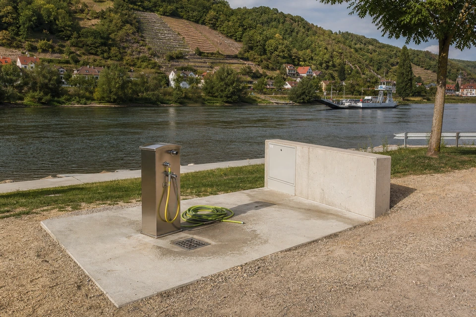 Entsorgungspunkt für Chemietoilette und Abwassergitter auf einer Betonplatte (mit AI erstelltes Bild)