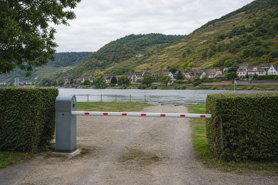 Automatische Einfahrtschranke mit Terminal an der Zufahrt eines Wohnmobilhafens (mit AI erstelltes Bild)